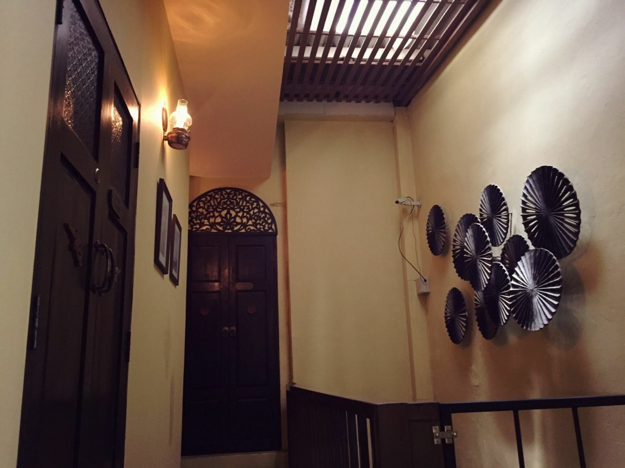 Niras Bankoc Hostel Бангкок Экстерьер фото